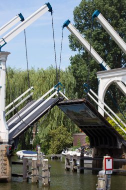 Amsterdam 'daki eski köprü. 