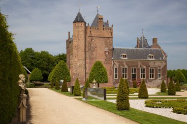 Bağlı şato ve geniş resmi bahçe, hanım evlatları, Viola, çiçek sınırları.