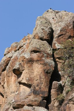 Gökyüzünün arka planında kaya oluşumları.