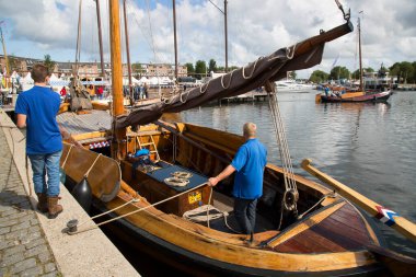 Seddin üzerindeki eski ahşap gemiler. 