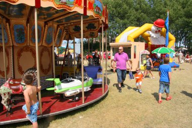 Şehirde bir meydanda festival