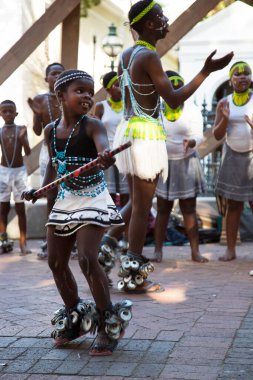 Afro-Afrikalı insanlar sokaklarda dans ediyor, seyahat çekimleri yapıyorlar.