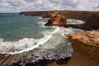 Kayalıkları ve mavi gökyüzü olan güzel sahil 