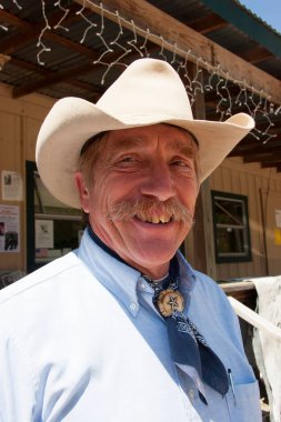 Şapkalı son sınıf öğrencisi.