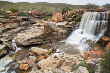 Dağlarda güzel bir şelale 