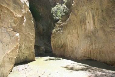 Dağlardaki mağara.