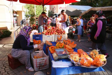 Açık sokak pazarındaki insanlar