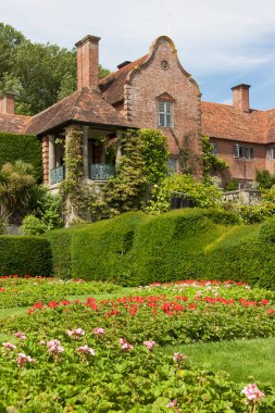 Yeşilliklerle çevrili eski güzel kale binası.