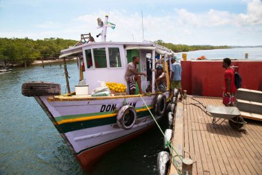 Tekneler ve insanlarla deniz manzarası