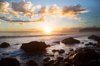 Denizin üzerinde güzel bir gün doğumu