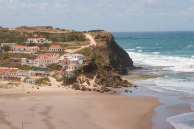 Dalgalı bir okyanusun kayalık kıyı şeridi ve manzarası 