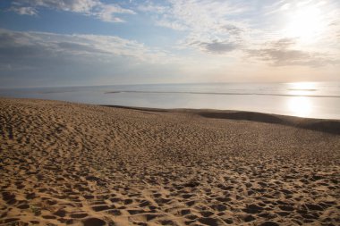 Güneşli sahilin güzel manzarası