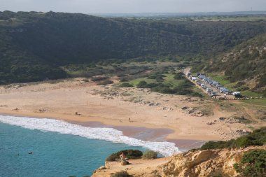 Deniz dalgaları ve mavi gökyüzü