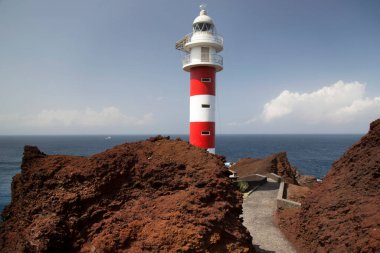 Atlantik Okyanusu kıyısındaki deniz feneri. 