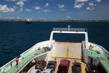 Arabalı feribot manzarası, deniz manzarası.