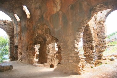 Anamurium antik sahil şehrinin kalıntıları, hamamların iç odaları.