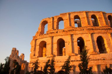 Kuzey Afrika 'da 2nci yüzyıldan kalma tarihi Roma amfi tiyatrosu harabesi.