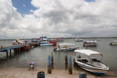 Tekneler ve insanlarla deniz manzarası