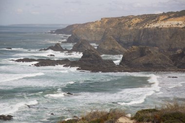 Dalgalar kayalara çarpıyor.