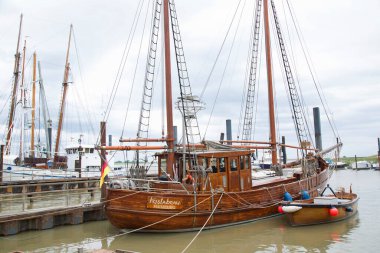 Hollanda şehir limanındaki yelkenlilerin manzarası