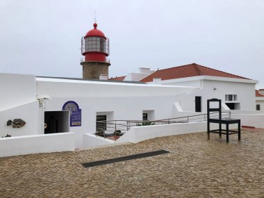 Sahildeki Cabo de Sao Vicente deniz feneri.