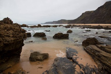 Güzel kayalık deniz manzarası