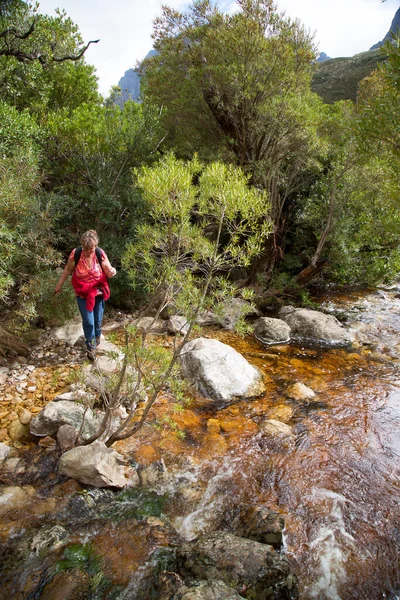 Senior Mulher Caminhando Nas Montanhas — Fotografia de Stock