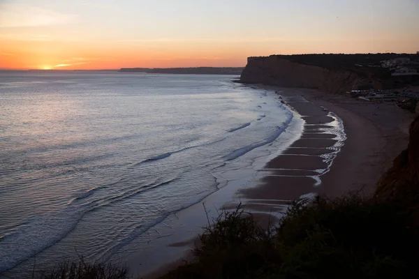 Denizin üzerinde güzel bir gün batımı