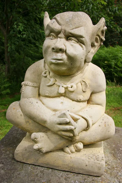 Bahçedeki heykel manzarası