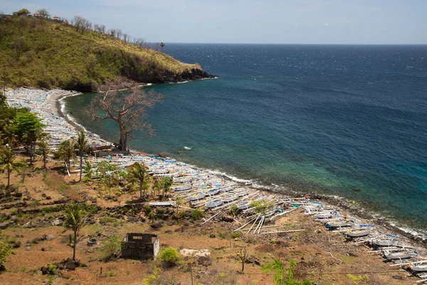 Güneş ışığı, batur gölü ve Endonezya 'da kıyıya demir atmış tekne manzarası