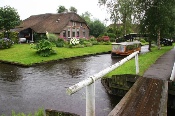 Ξύλινα Σκάφη Κανάλια Στο Giethoorn Στην Ολλανδία — Φωτογραφία Αρχείου