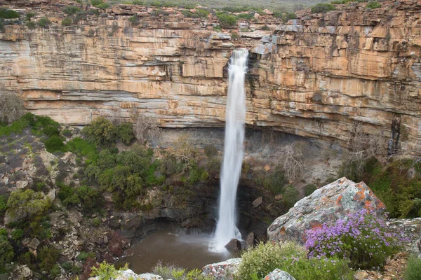 Dağlarda güzel bir şelale 