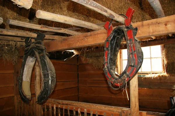 Eski ahşap ahırın iç manzarası