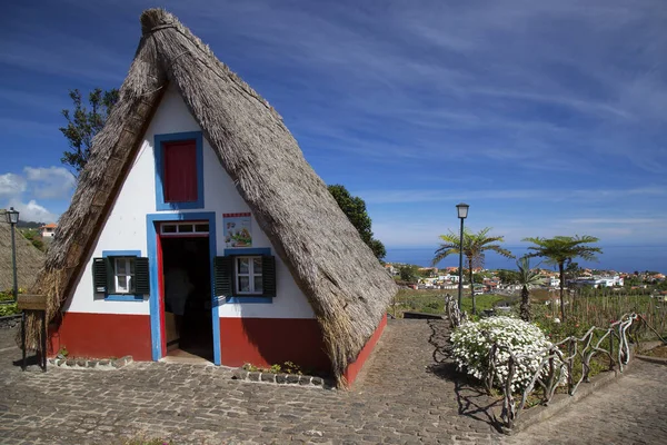 Turistiska Traditionella Bondestugor Santana Madeira Med Ett Triangulärt Tak Halm — Stockfoto