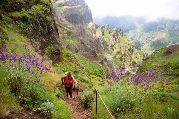 Dağ sırtının tepesinde, panoramik bir bakış açısı ve muhteşem volkanik dağ tepelerinin her iki tarafında da uçurumlar olan yürüyüş izleri.