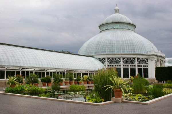 Göleti olan güzel bir sera.