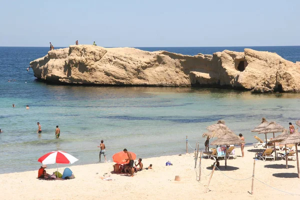 Sahildeki turist manzarası  