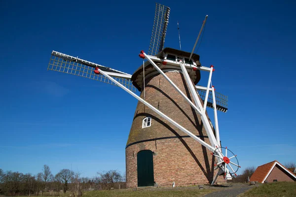 Tipik Hollanda yel değirmeni