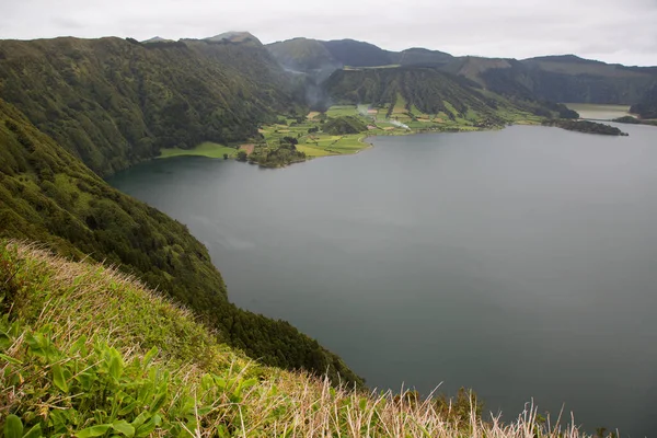 Dağlardaki gölün güzel manzarası