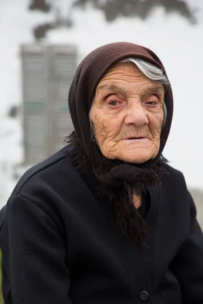 Yaşlı gri saçlı kadının portresi. 