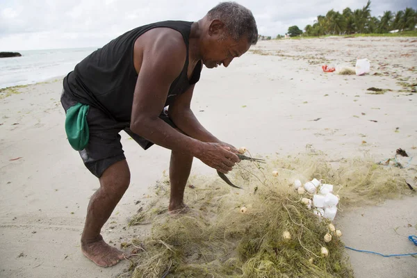 Plajda ağlarla çalışan balıkçılar, seyahat çekimleri.