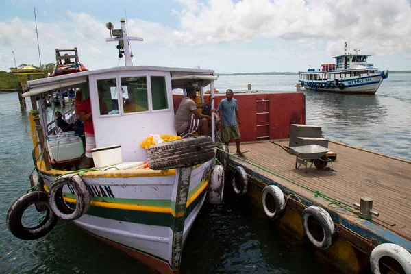 Tekneler ve insanlarla deniz manzarası