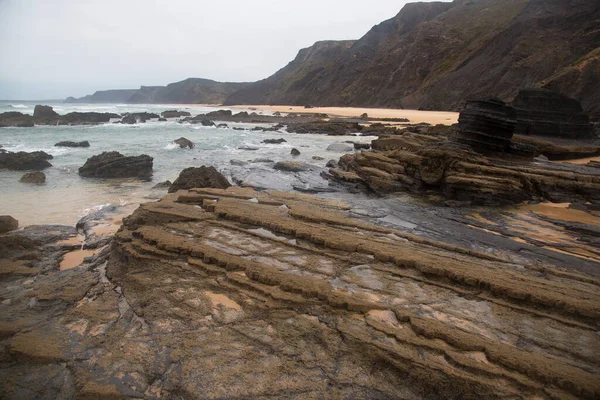 Güzel kayalık deniz manzarası