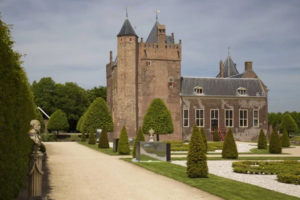 Bağlı şato ve geniş resmi bahçe, hanım evlatları, Viola, çiçek sınırları.