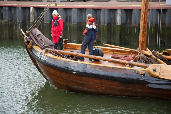 Nehirde bir balıkçı teknesi 