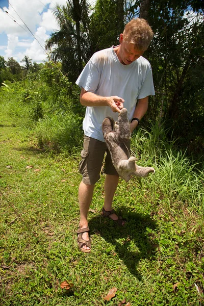 Ormanda egzotik hayvanlı bir adam