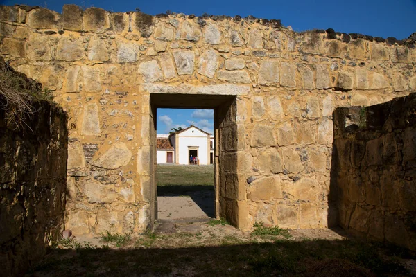 Parlak güneş ışığında eski bir kale.