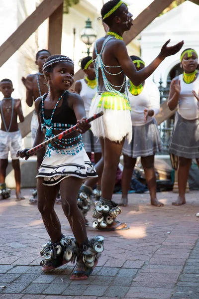 Afro-Afrikalı insanlar sokaklarda dans ediyor, seyahat çekimleri yapıyorlar.