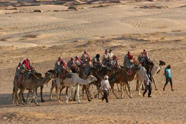 Vista Gente Montando Camellos Desierto — Foto de Stock