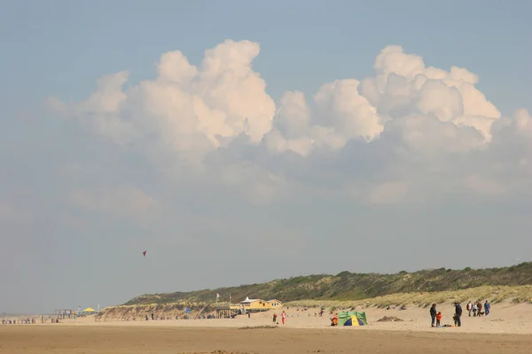 Люди Ходять Відпочивають Морському Пляжі — стокове фото